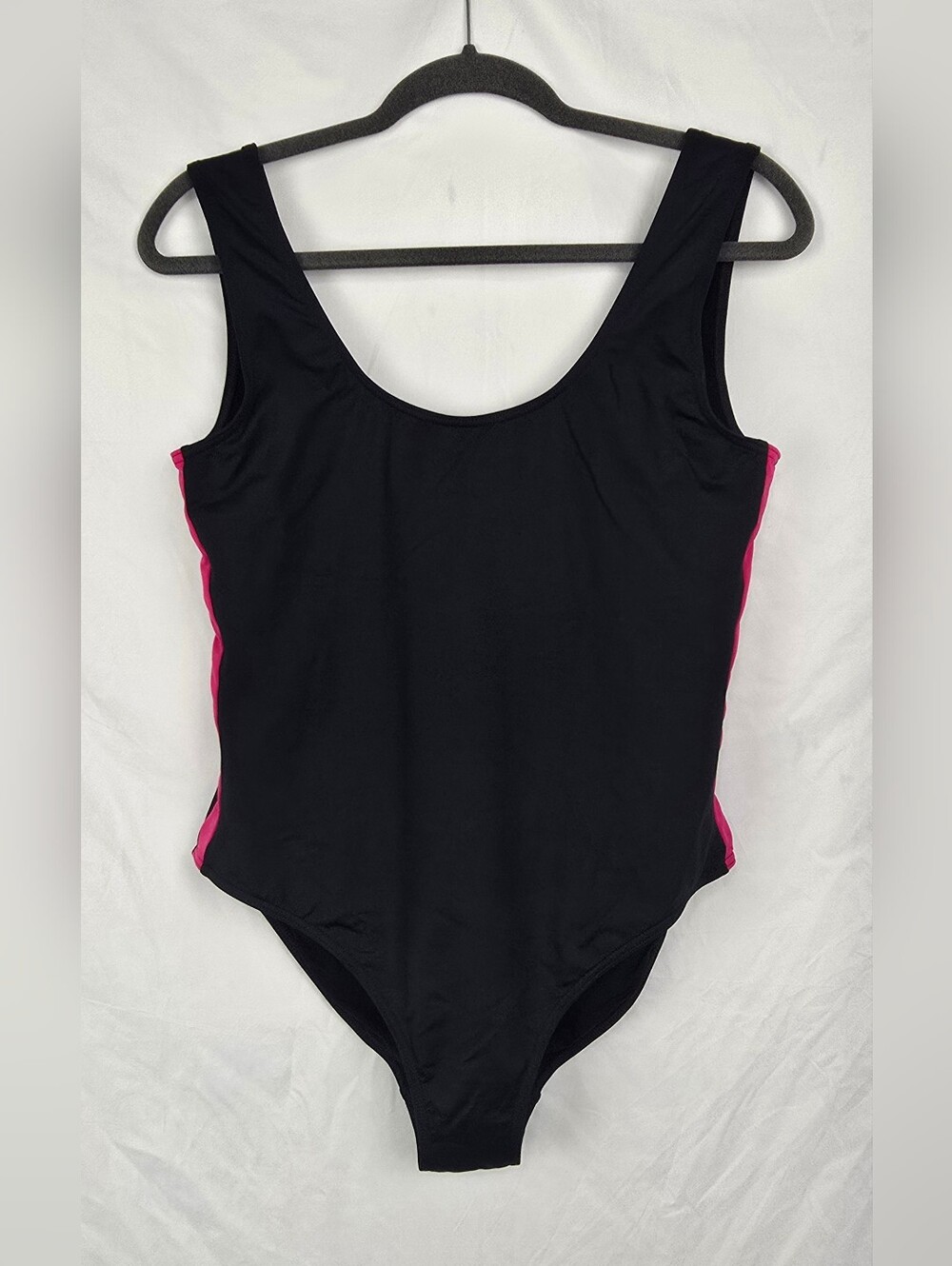 Measurements (taken with garment laying flat)Pit to pit: 22"Length: 27"Plea